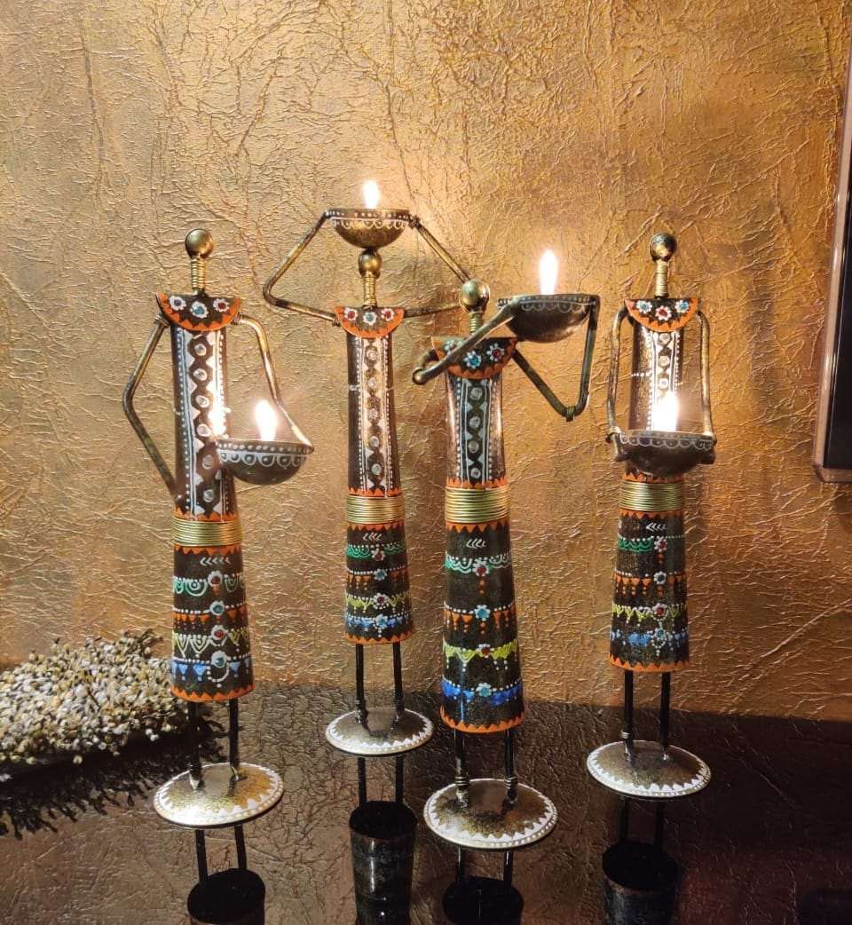 Set of 4 lady tea light idekors